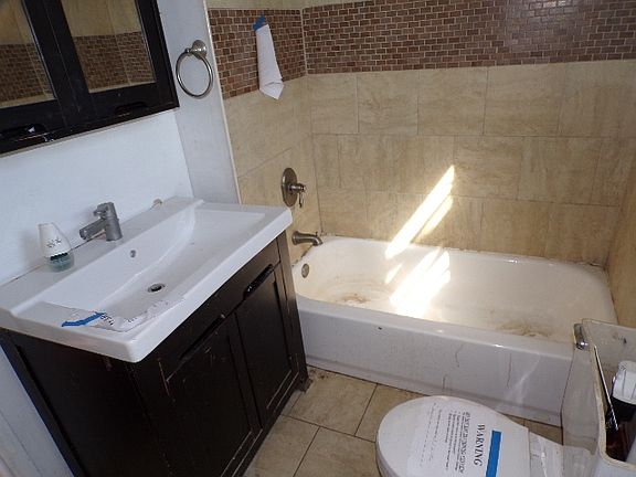 5th image of 529 W 17th St