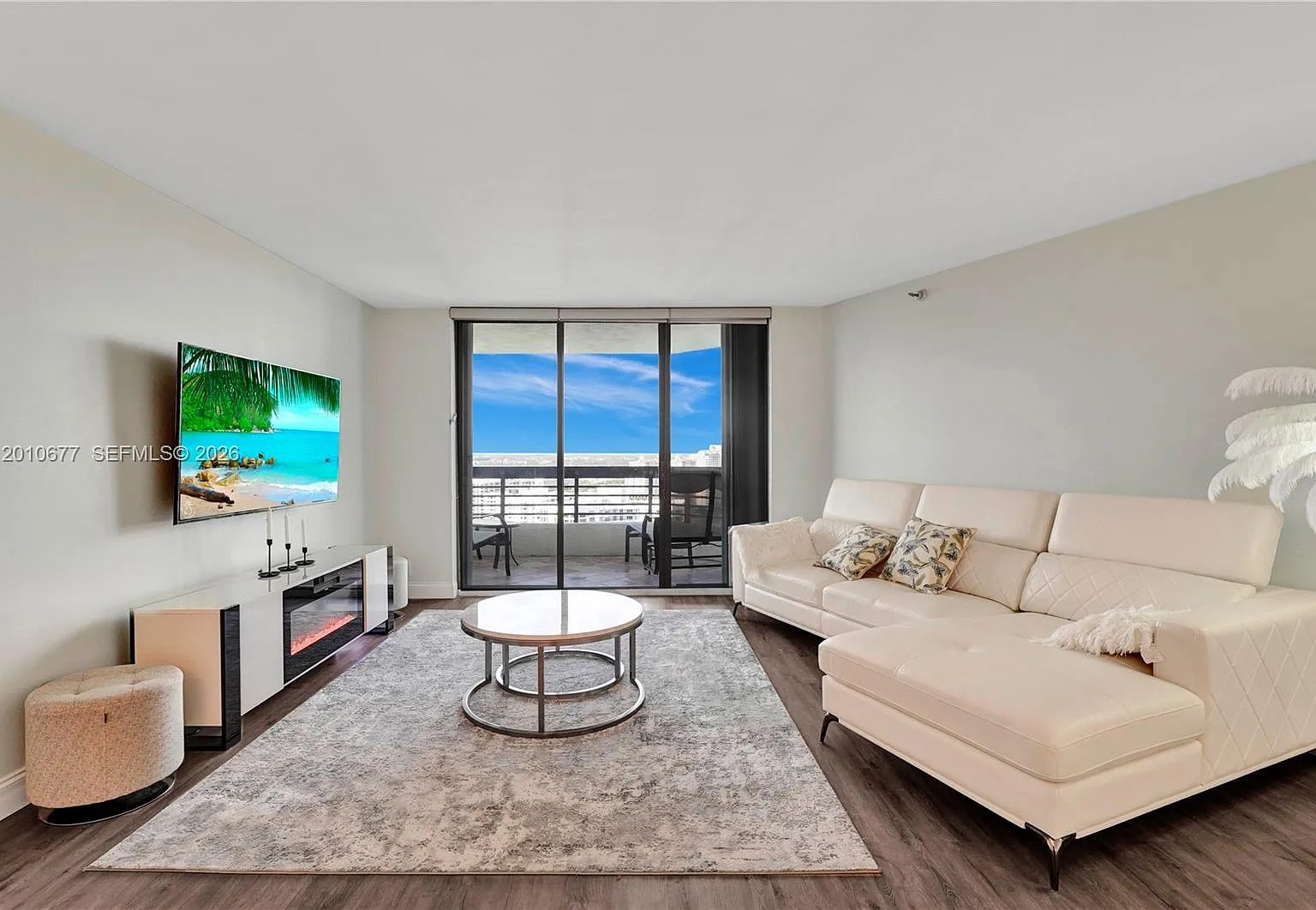 Mystic Pointe Tower 400 C — Photo 1