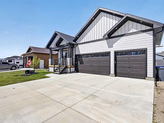 3rd image of 40 S Viceroy Cres