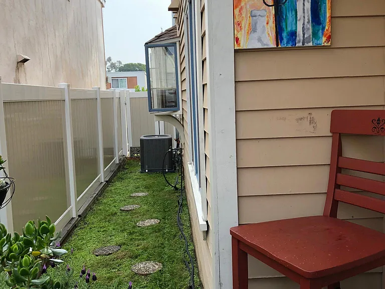 Great sideyard off deck.