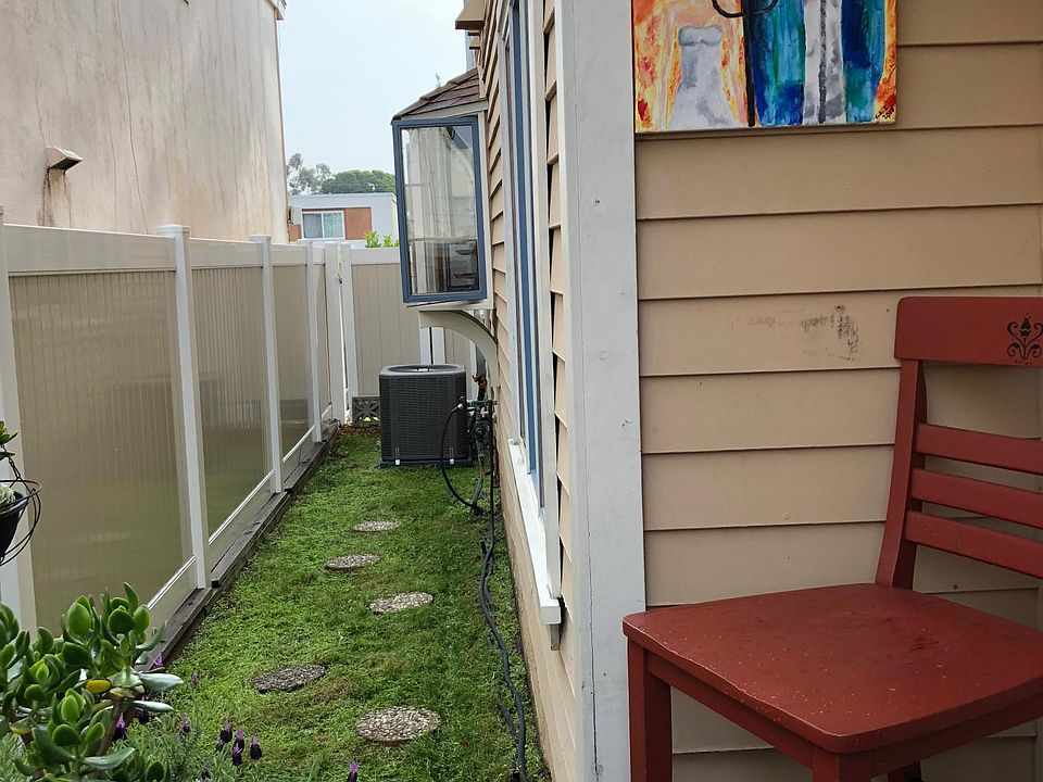 Great sideyard off deck.