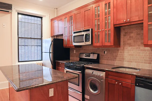 Rented by Perry Associates NYC Inc | media 15