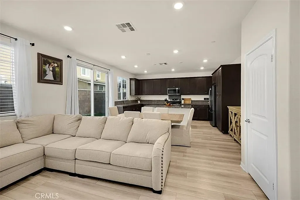 3 bed, 2.5 bath, 1573 sqft, $3,600 — Photo 4