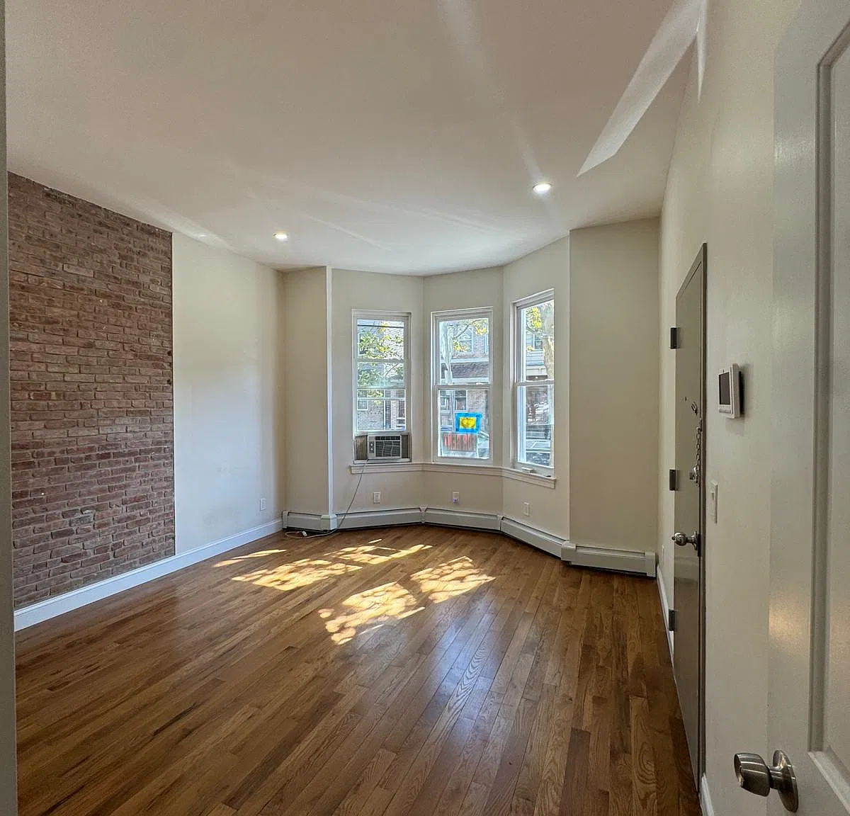 3 bed, 1.5 bath, $2,400 — Photo 4