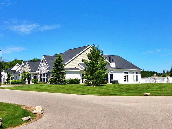 Clubhouse & Leasing Office on site