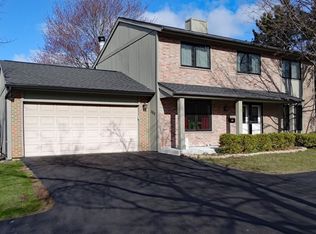 580 Lakeview Ct, Roselle, IL 60172