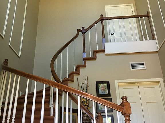 Grand 2-story foyer