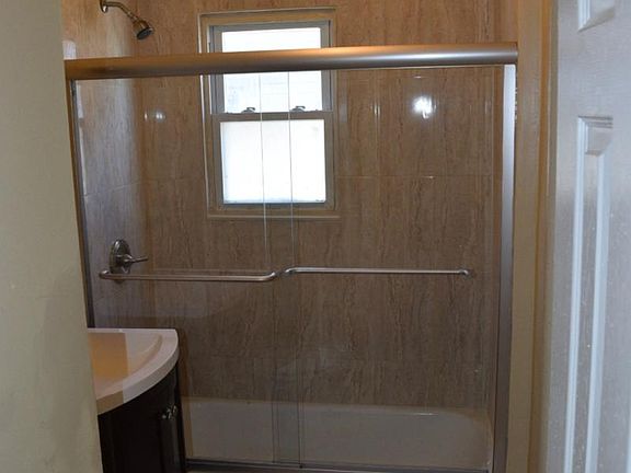 5th image of 18 Jefferson Ave APT 1