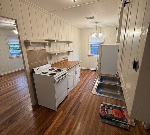 3rd image of 895 W Oak St