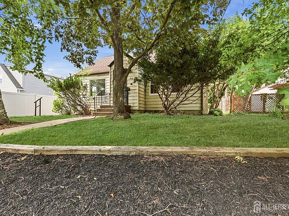4th image of 808 Tompkins Ave