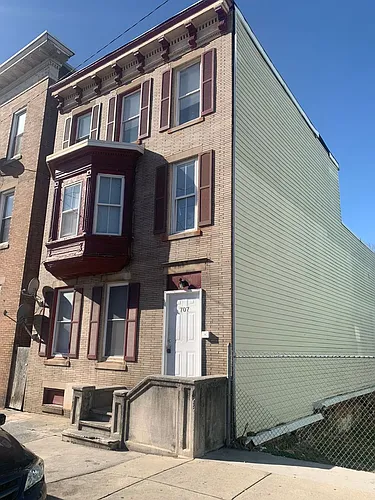 707 E Market St #4 Photo 1