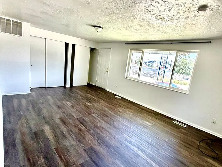 117 w 250 N 4plex — Photo 3