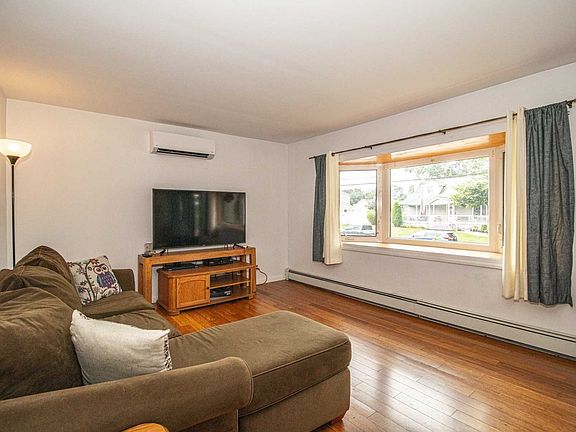 3rd image of 241 Park Pl