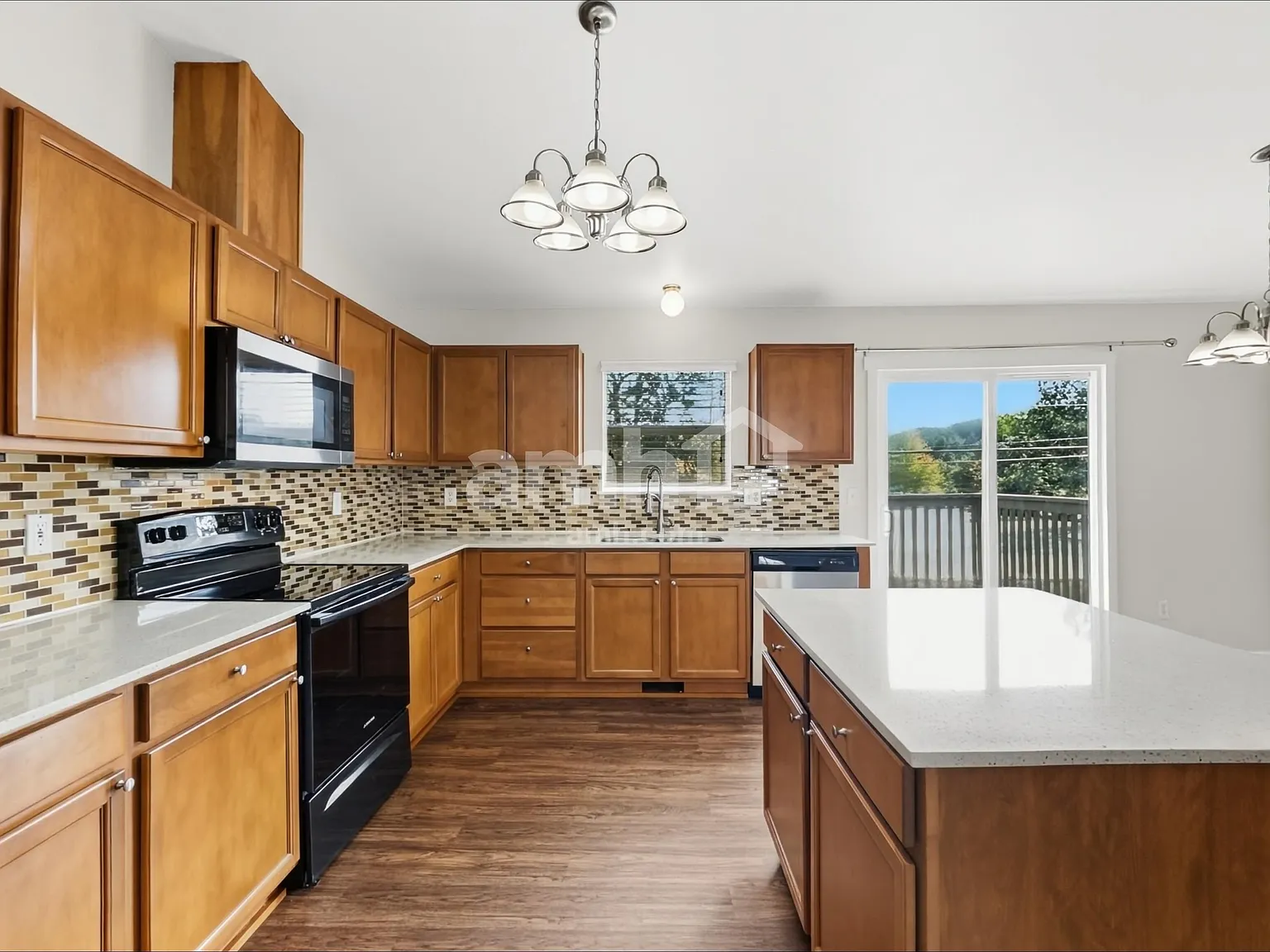 5 bed, 3.0 bath, 2418 sqft, $3,115 — Photo 3