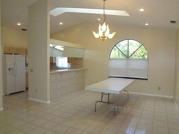 5th image of 125 SW Hawthorne Cir