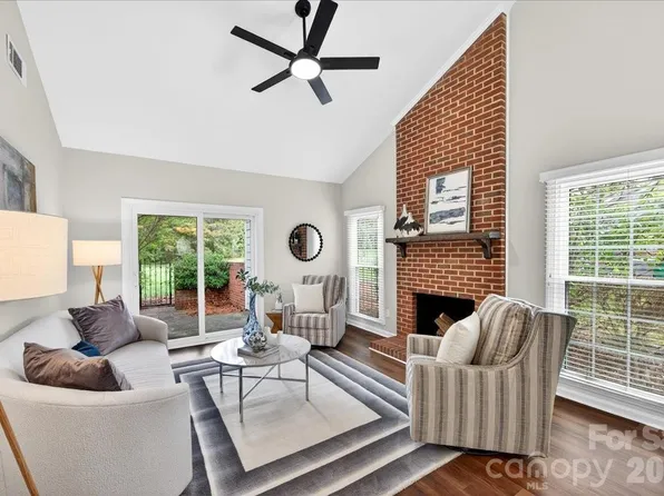 9227 N Vicksburg Park Ct, Charlotte, NC 28210