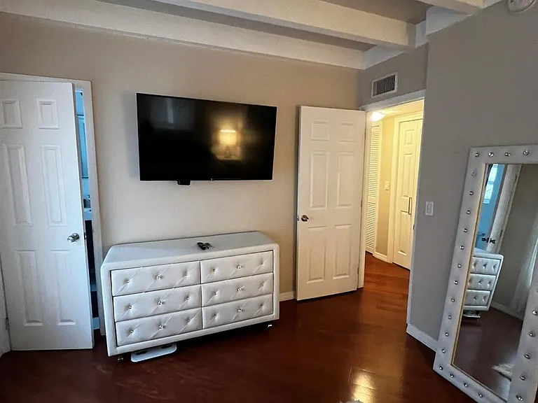 904 NE 20th Ave — Photo 17