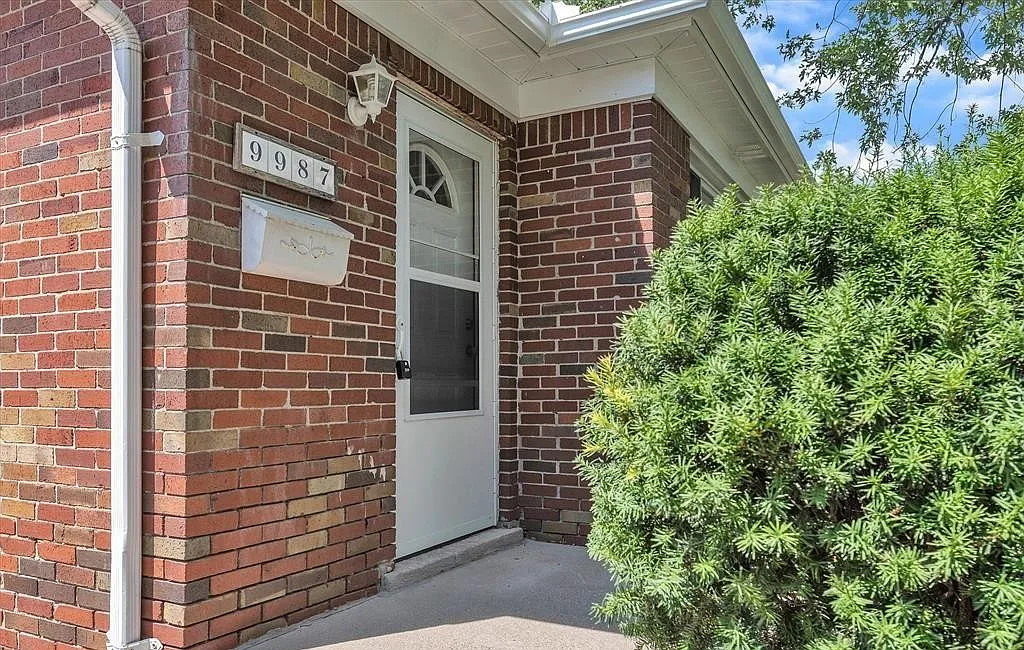 3 bed, 1.5 bath, 1002 sqft, $1,900 — Photo 3