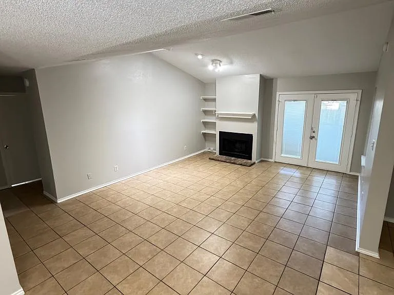 2640 Glenmore Dr — Photo 2