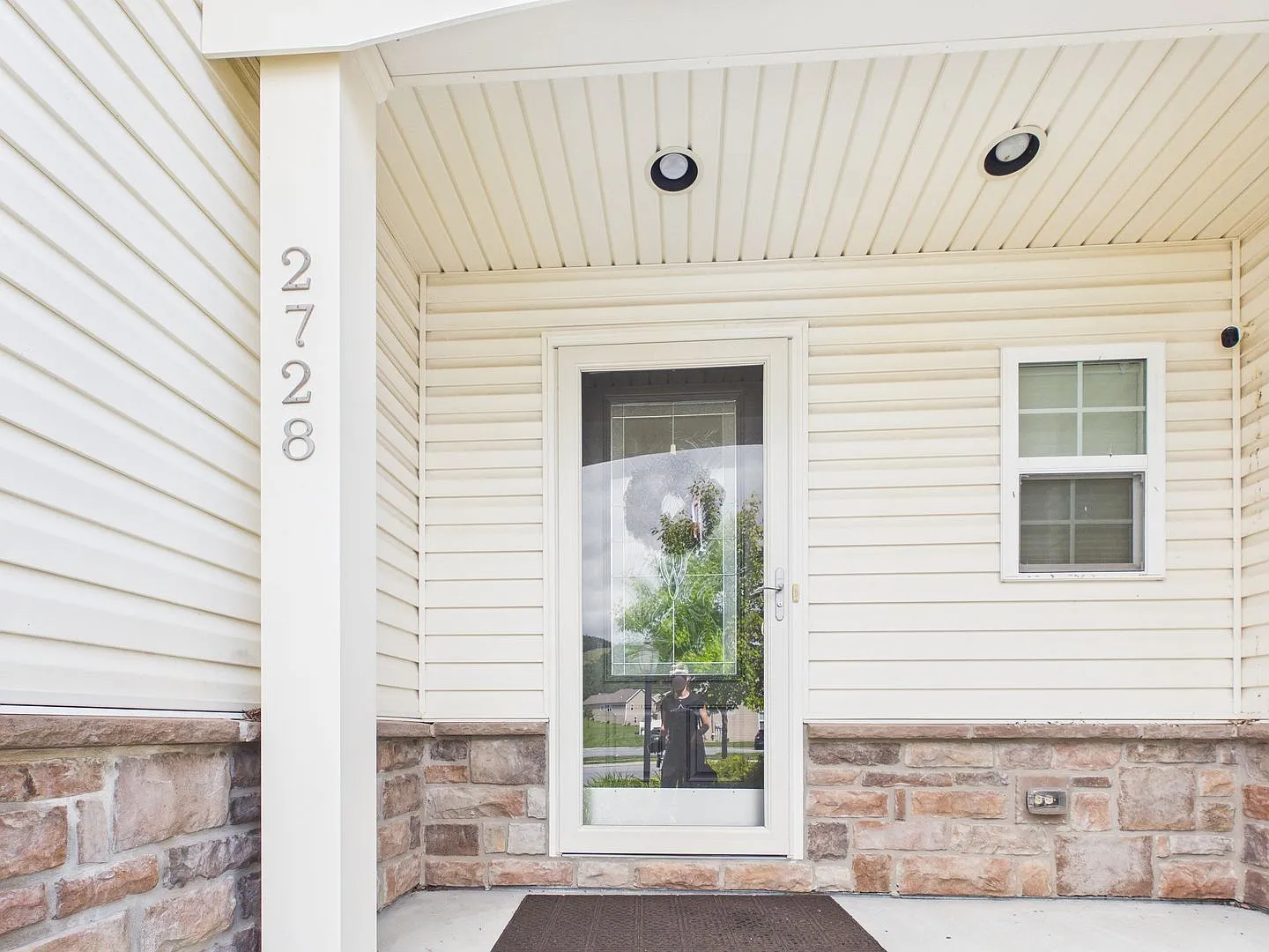 Coming Soon! Spacious 3 Bedroom Townhouse — Photo 2