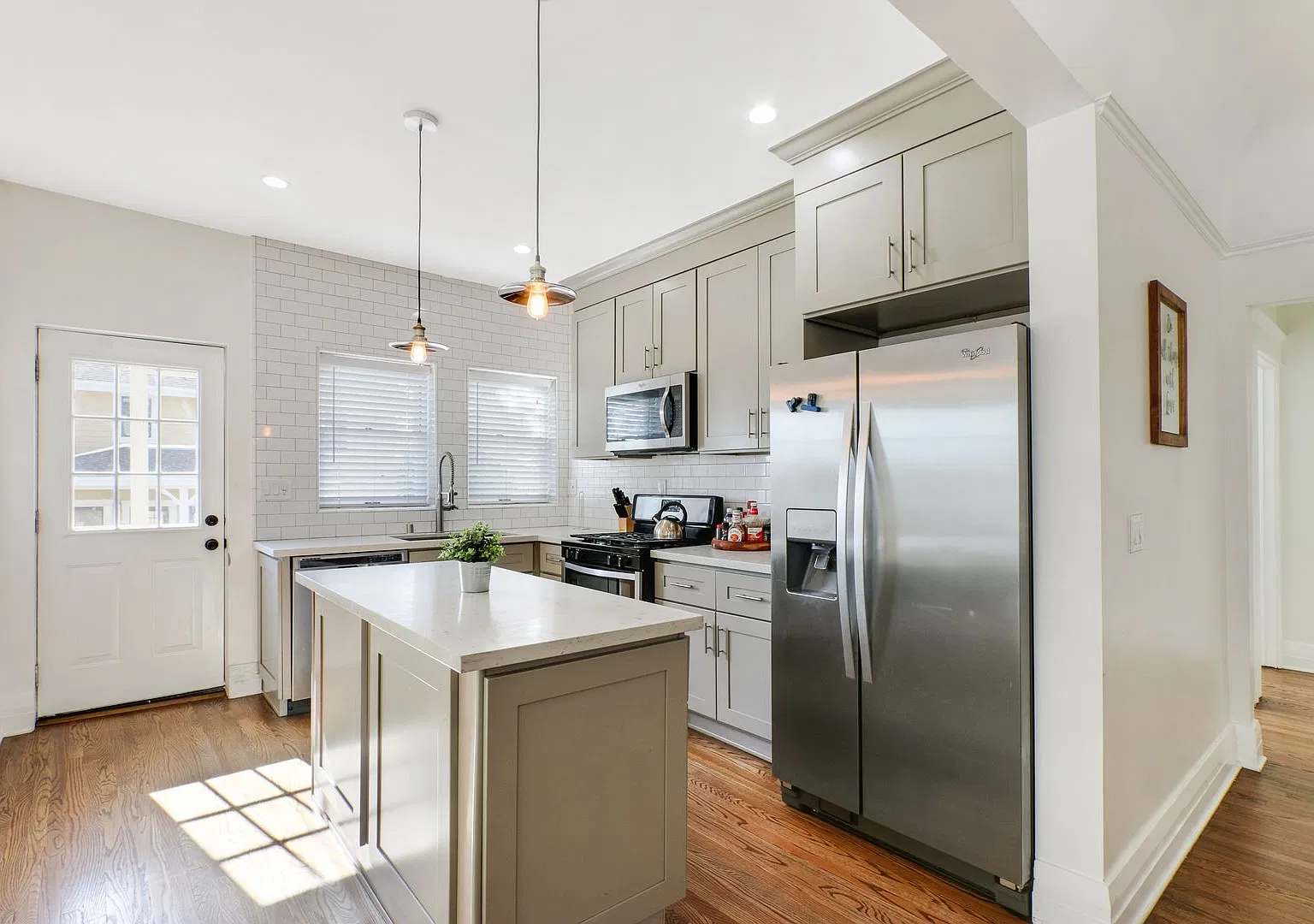 Beautiful 3 Bedroom 2 Bathroom Front House in Lincoln Heights — Photo 3