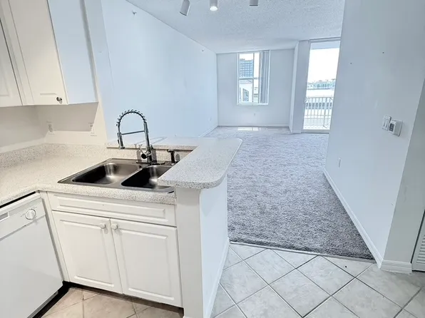 255 Evernia St APT 615, West Palm Beach, FL 33401