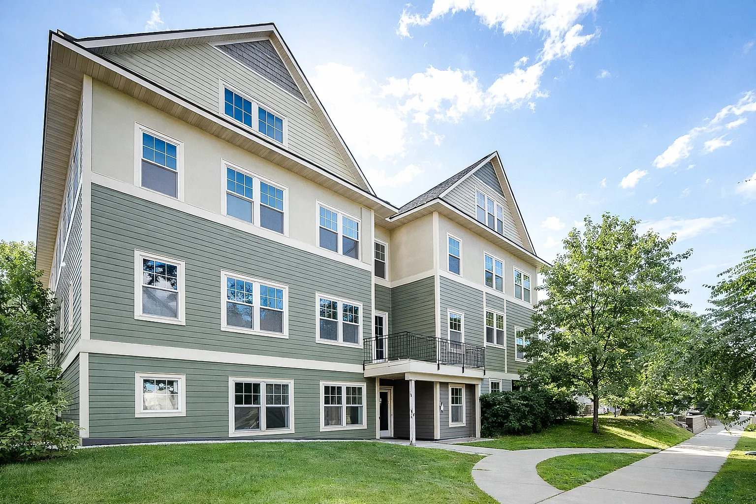 4 bed, $2,300 — Photo 1