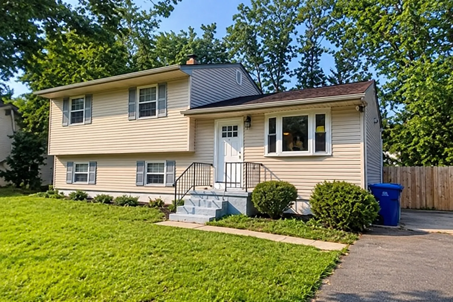 3 bed, 1.5 bath, 1408 sqft, $2,450 — Photo 1