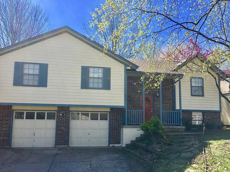 309 SE Greystone Dr — Photo 5
