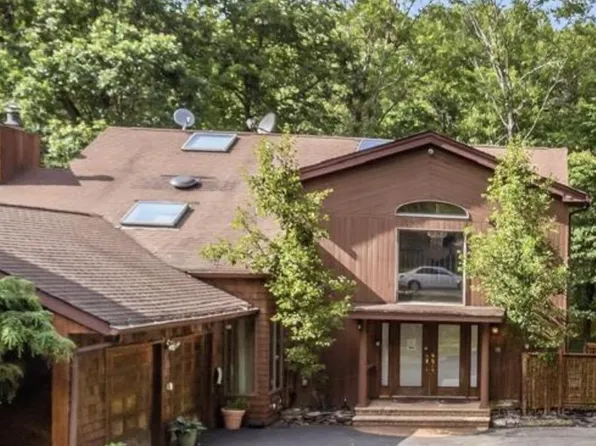 1 Brothers Ct, Dix Hills, NY 11746