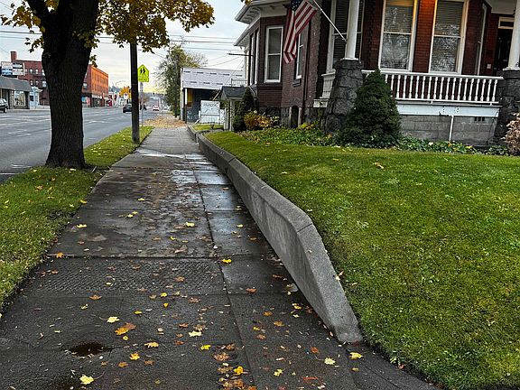 3rd image of 1001 W Augusta Ave