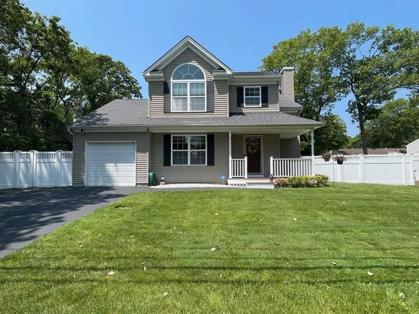 15 Atlantic Street, Holtsville, NY 11742