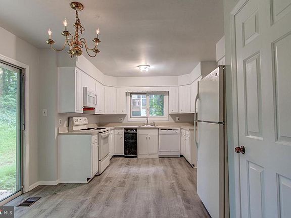 4th image of 3222 Brookings Ct