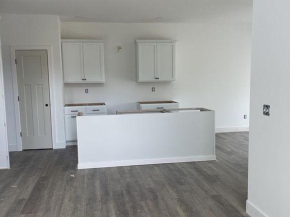 4th image of 403 Jenny Ln