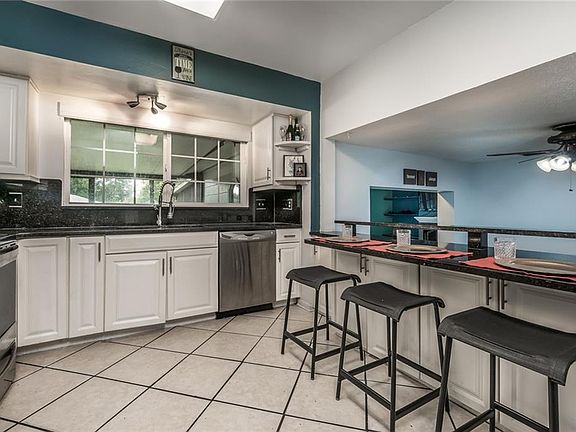 4th image of 8251 Malvern Cir