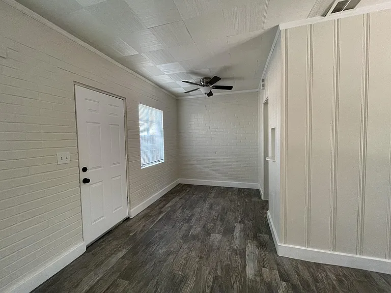 1315 E 9th St — Photo 5
