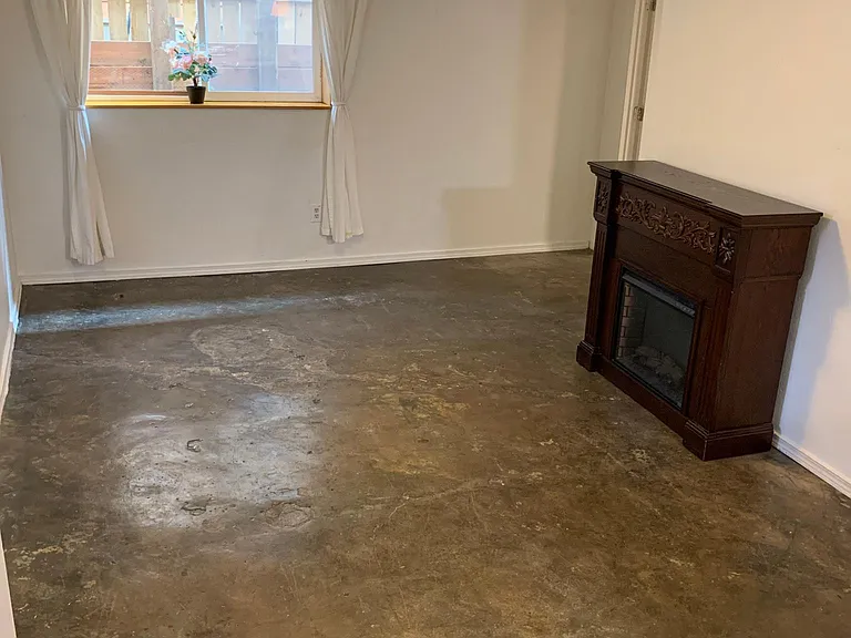 LIVING ROOM UNFURNISHED
ALSO (BEFORE PATIO DOOR)