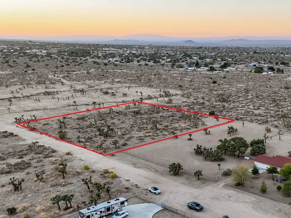 1 Yucca Terrace Dr, Phelan, CA 92371