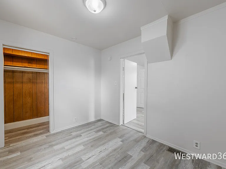4901 Magoun Ave #1R — Photo 6
