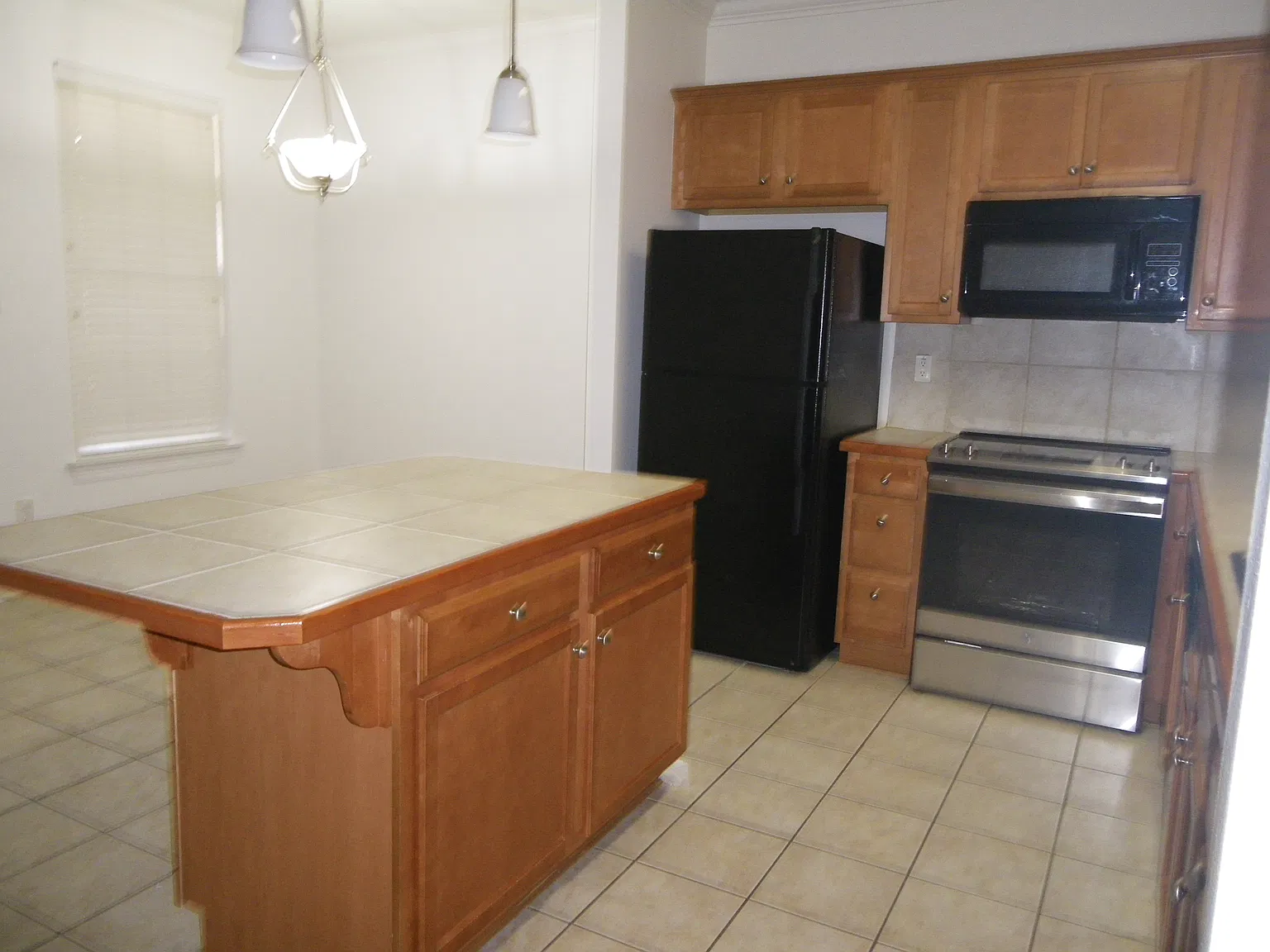 2 bed, 2.5 bath, 1370 sqft, $1,700 — Photo 2
