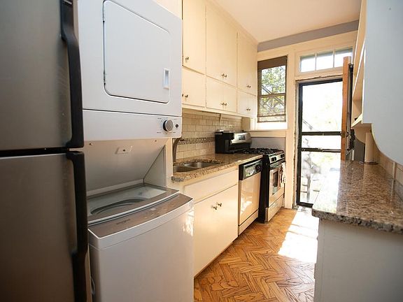 4th image of 828-E4 N Elm St