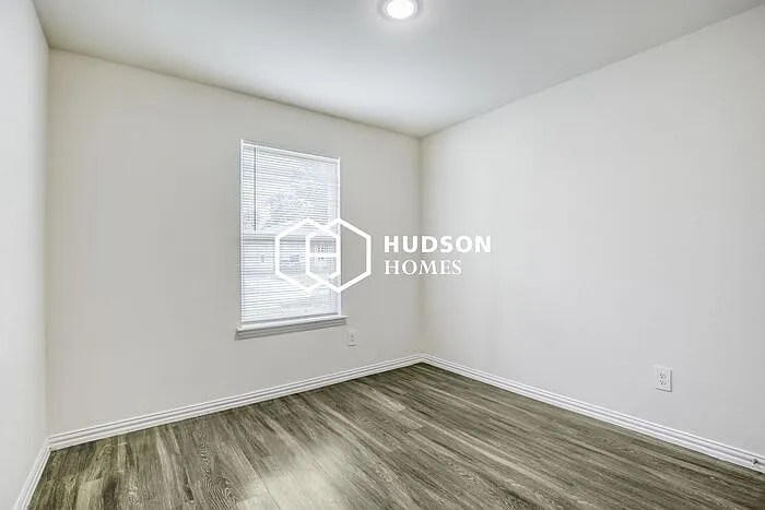 2829 Oakdale St — Photo 7