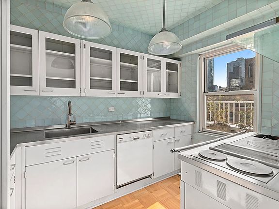 5th image of 136 E 56th St Ph D