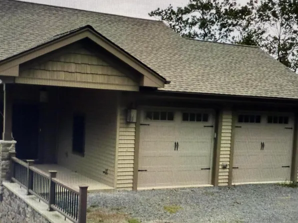 186 S Lake Dr, Lake Harmony, PA 18624