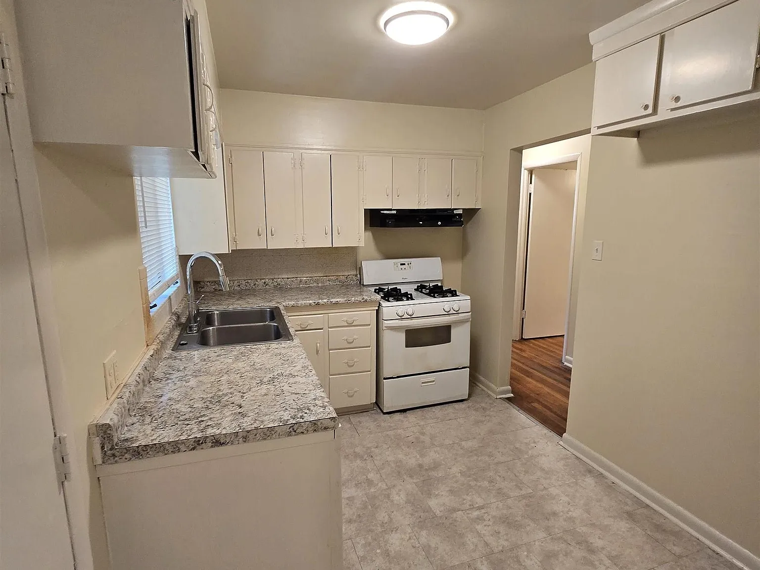 3 bed, 1.0 bath, 1012 sqft, $1,075 — Photo 4