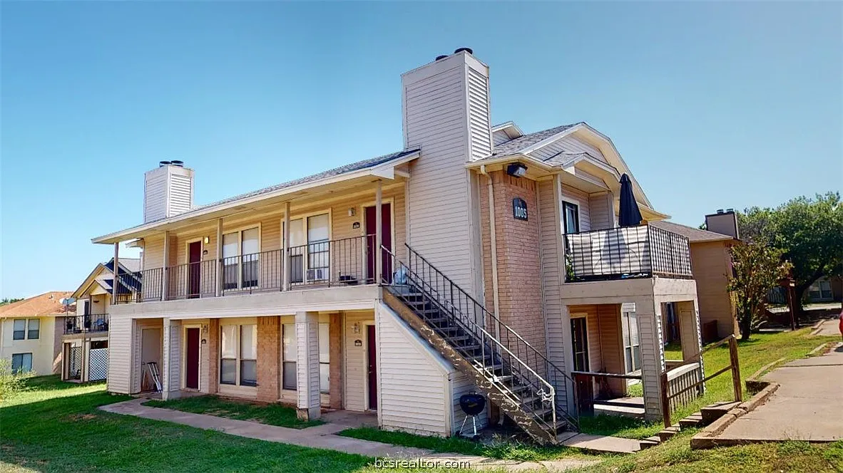 2 bed, 1.5 bath, 1028 sqft, $950 — Photo 1