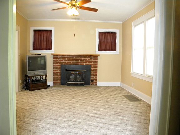 Living Room /Fireplace