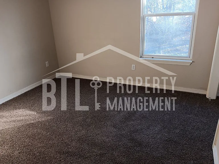 144 Earllbrook Ln — Photo 4