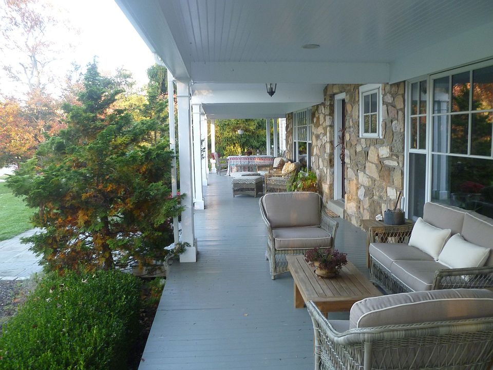 2nd image of 425 Lantern Ln