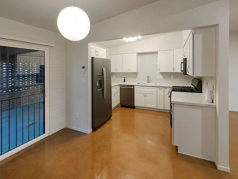 1445 N Arcadia Ave — Photo 10